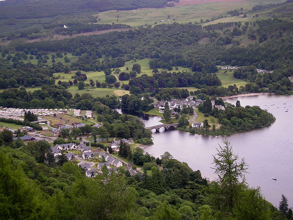 Kenmore — vápnené domčeky pri Loch Tay